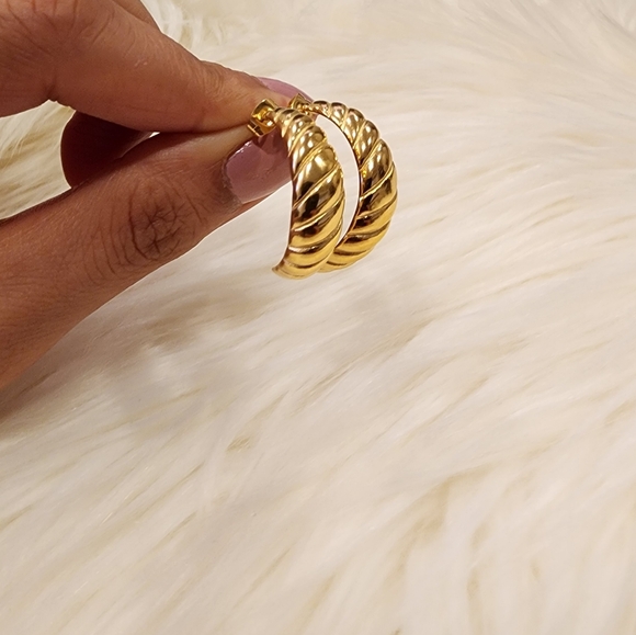 New 18k Gold Dome Earrings! - Picture 5 of 6